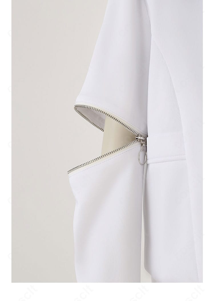 袖口の装飾ディテール。カフのアクセントとステッチワークを拡大表示。