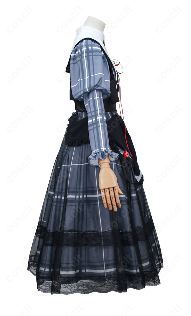 右袖ディテールの近接。袖口の形状とステッチ、落ち着いたトーンの質感が見える。