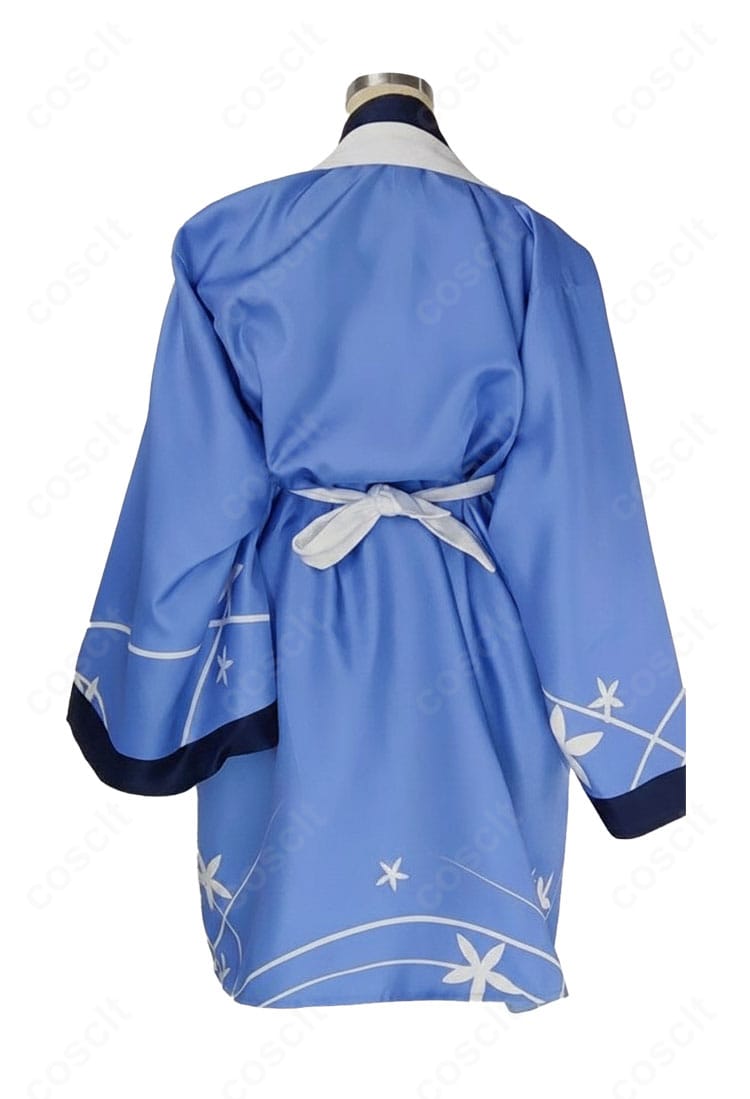 不破レンゲ 修行部制服コスプレの背面全体。羽織の丈感とスカートの落ち感が分かるカット