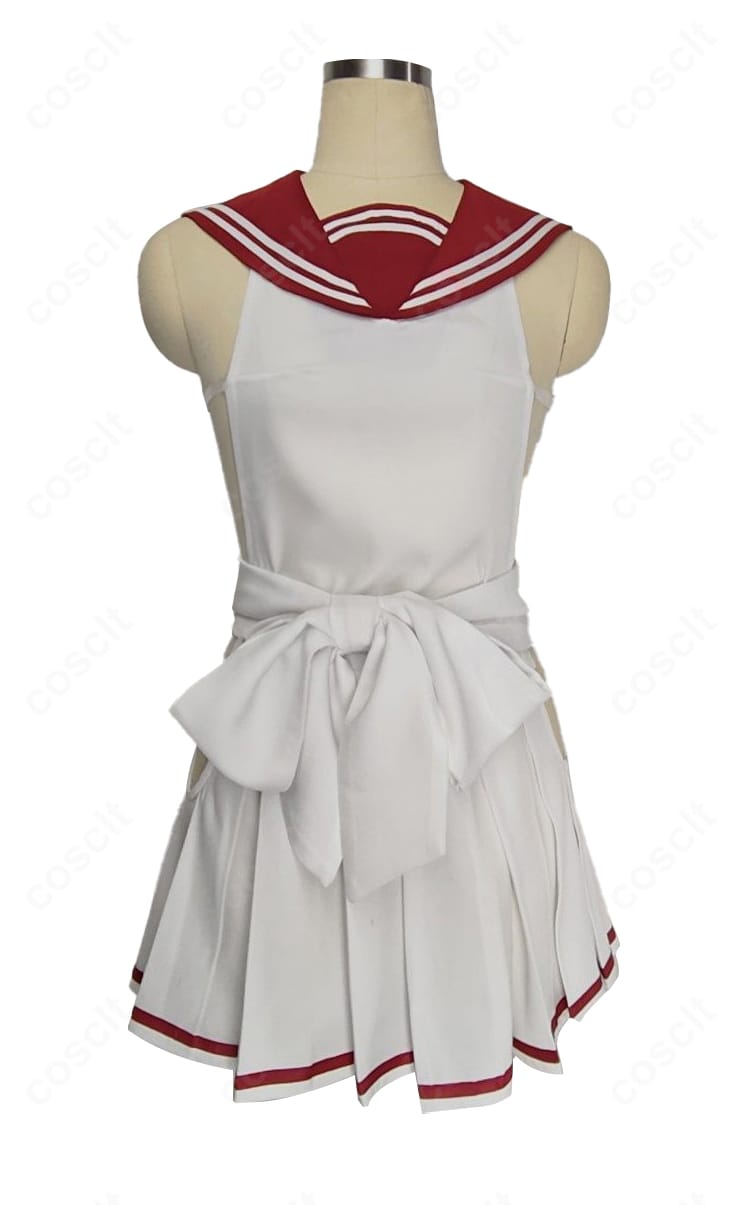 プリーツスカート背面ディテール。後ろ姿でのドレープと裾ラインの整いを確認できる