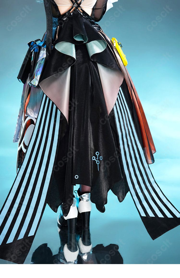 背面スカートのフリルと装飾の配置ディテール