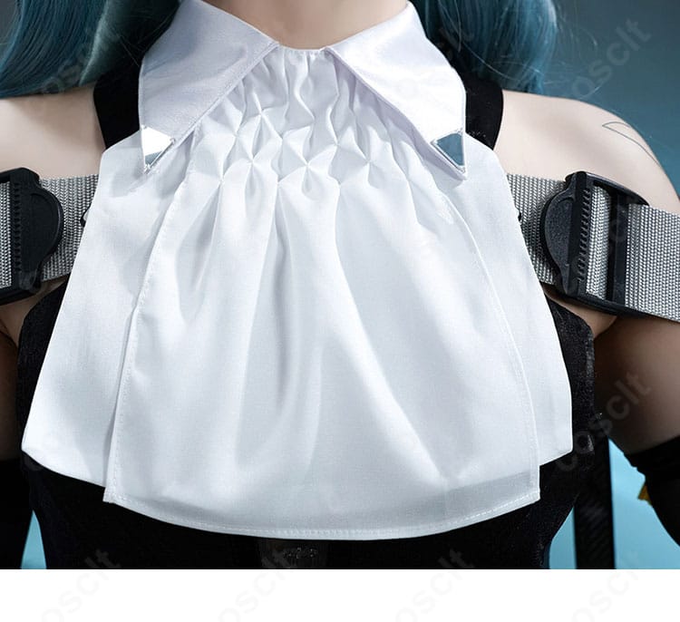 襟元のスカーフと装飾パーツのアップ