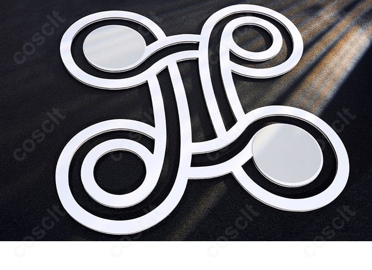 スカート飾りとレイヤードの装飾パーツ