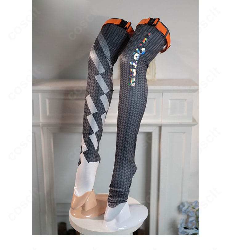 脚部・靴下の装飾ディテール。ラインとアクセントカラーでスポーティさを表現