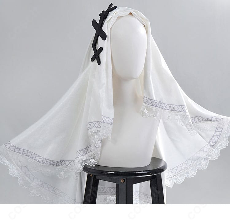 耳飾りの意匠が分かる接写。顔周りのアクセントとしてのサイズ感を表現