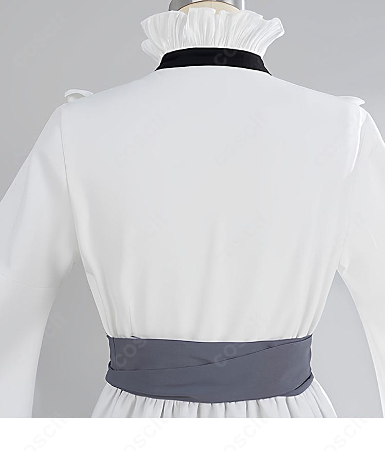 付属の靴下ディテール。丈感と色味が衣装全体と調和する様子