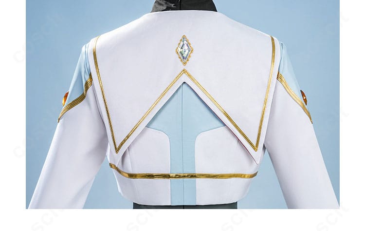 コート背肩の装飾ディテール。肩線の立体感とパーツ配置の仕上がりを確認。