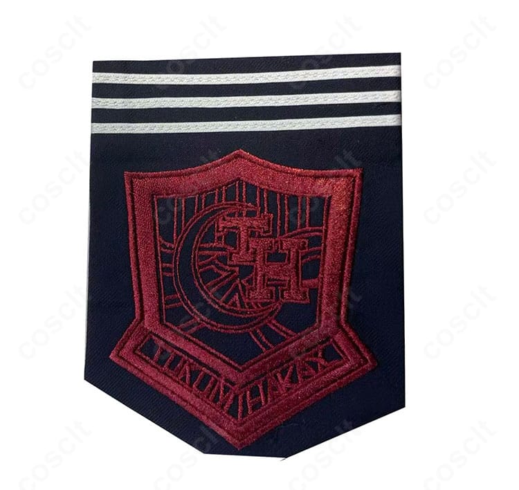 胸元エンブレムのアップ。刺繍の質感と位置バランス、マットな生地の発色が見て取れます。