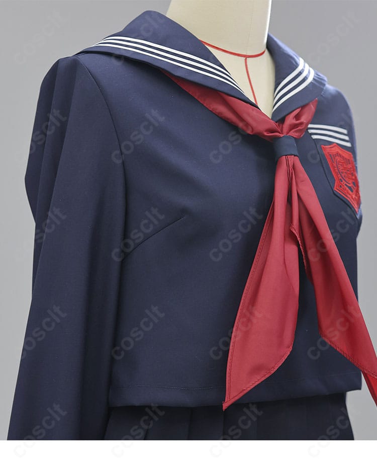 肩から袖にかけての装飾ディテール。セーラーラインとカフスのステッチ、可動しやすい袖設計をクローズアップ。