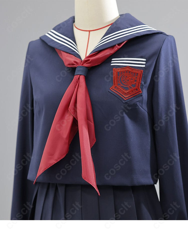 セーラー襟と襟ライン、結びやすい赤スカーフの首元ディテール。結び目のボリューム感と縫製の仕上がりが分かります。