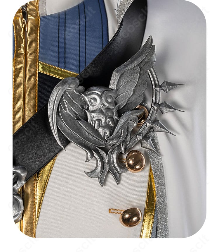 胸飾りの形状と固定方法を示すクローズアップ