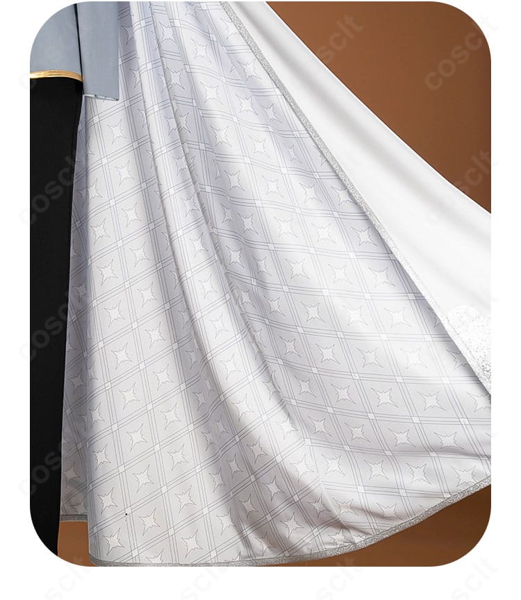 マントの留め具と生地の落ち感がわかる部分アップ