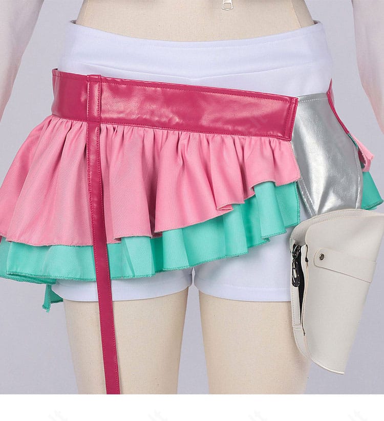 スカート裾の装飾と生地風合いのクローズアップ。軽やかなドレープ感