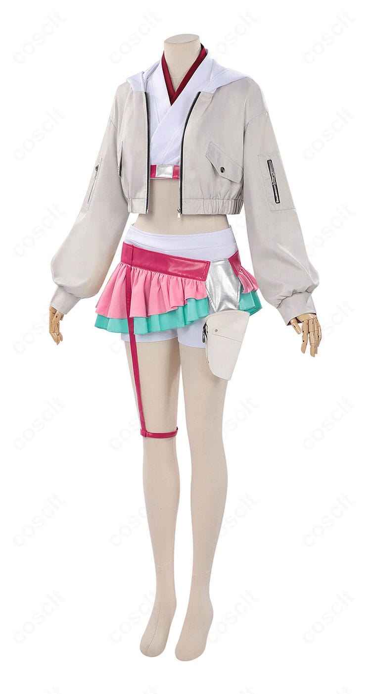 超かぐや姫! 綾紬芦花 コスプレ衣装の側面。コートのサイドラインとショートパンツのバランスを確認できる角度