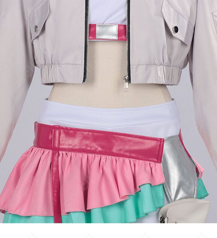 腰ベルトの金具と留め位置のディテール。着脱しやすい実用設計