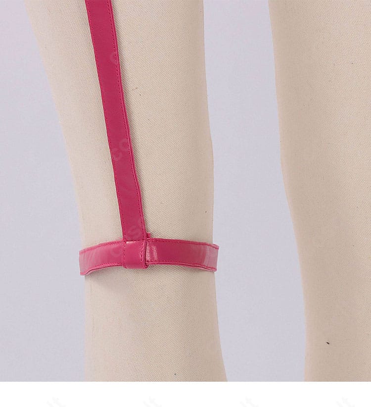 脚部アクセントの装飾ディテール。ショートパンツとのレイヤーで脚長見えを演出