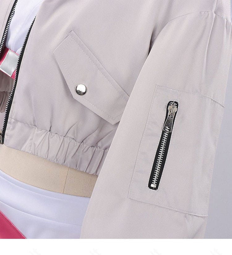 コートの外ポケットとフラップ装飾のアップ。実用性とデザイン性の両立