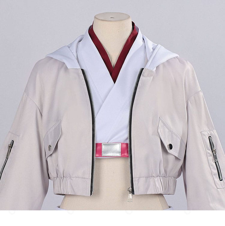 インナーの襟元と装飾ディテールのアップ。上品な質感と整ったステッチを強調