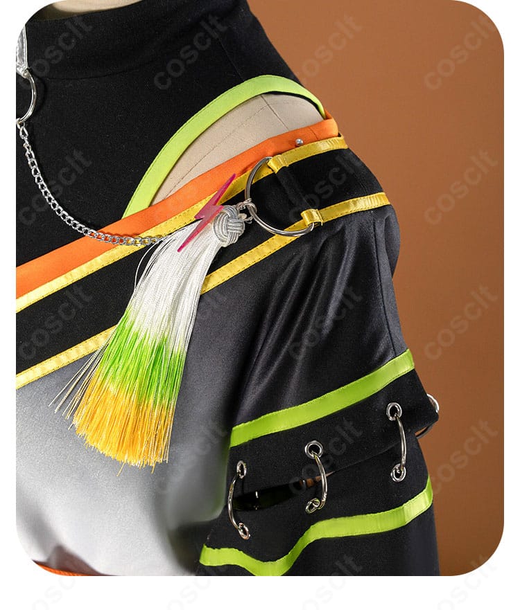 肩から袖にかけての装飾ラインとエポレット風意匠のディテール写真