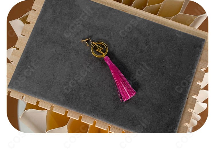 耳飾りの形状と金具の固定方法がわかるクローズアップ