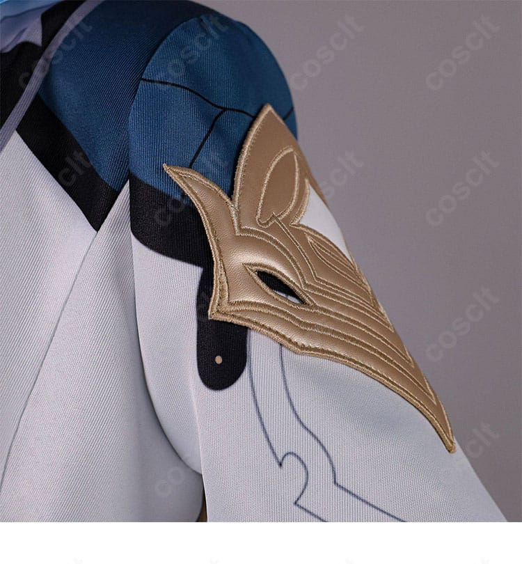 原神 旅人・空 コスプレ衣装の肩から袖にかけての装飾詳細。立体パーツの固定と縫製を強調。