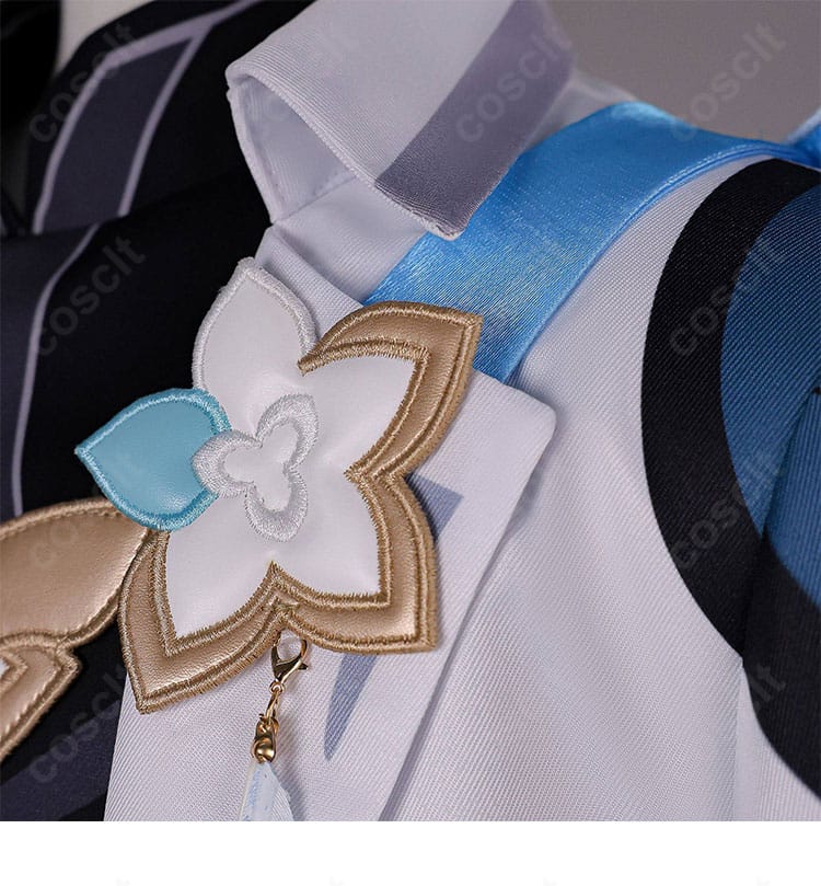原神 旅人・空 コスプレ衣装のカラーと胸元装飾の近接。縁取りとステッチの仕上がりを確認可能。