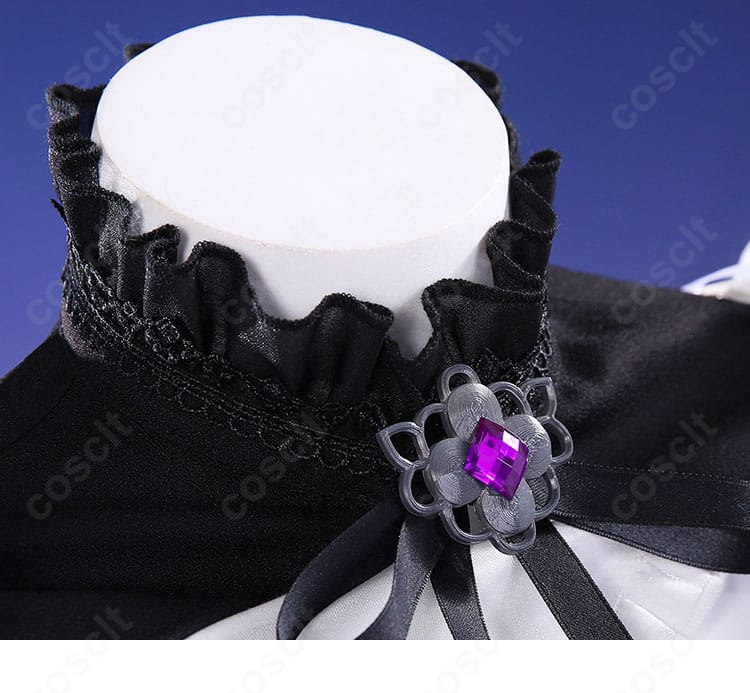 襟元のネックアクセサリーとレース装飾のアップ