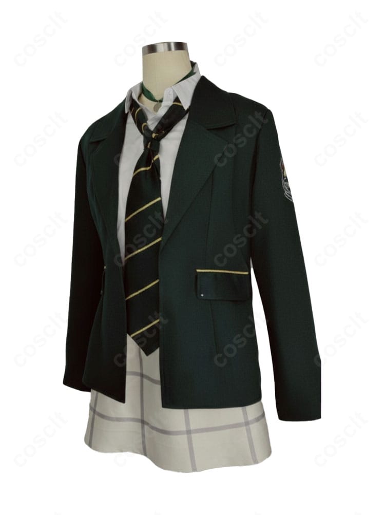 シャツとネクタイのアップ。襟元の形状とチョーカーの質感、発色を強調