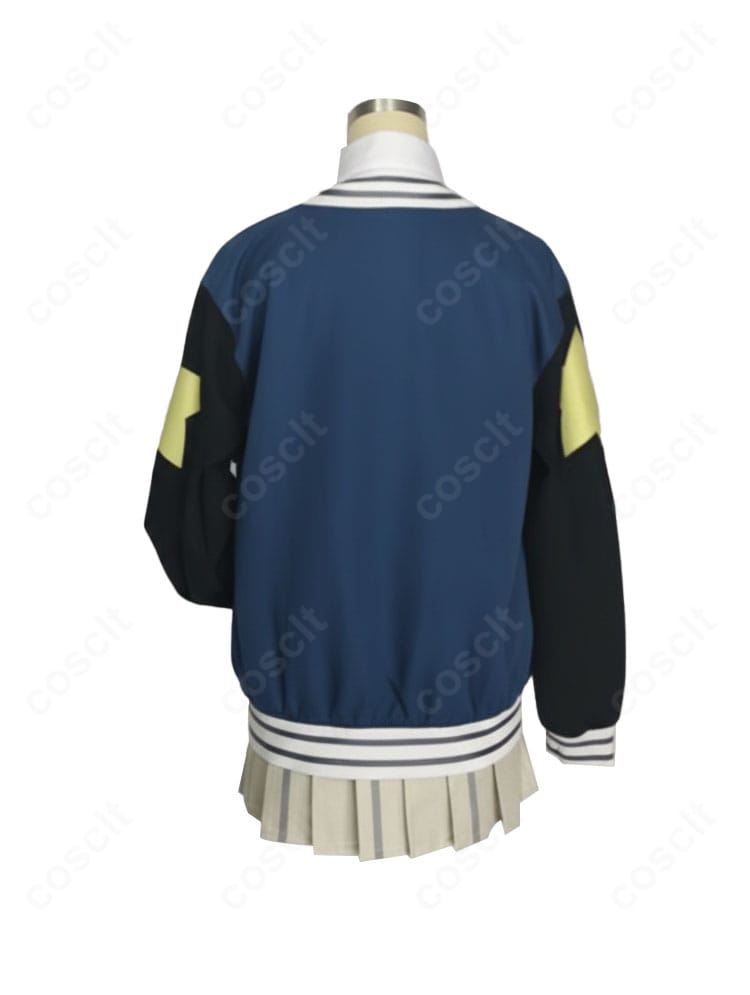 薄葉リツ 制服スカートのプリーツ詳細。均一幅のプリーツと落ち感で脚線をすっきり見せる。