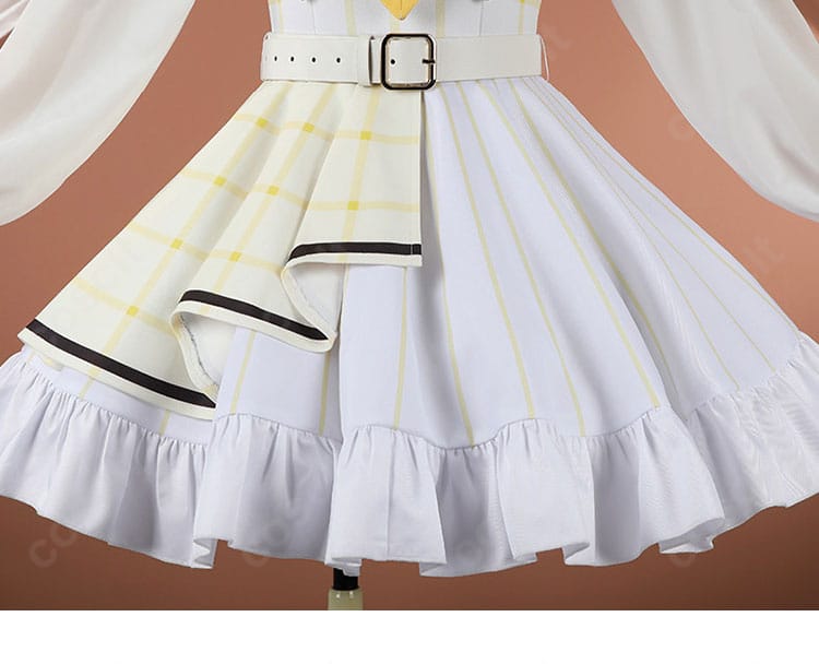 スカート裾の装飾トリムとレースのあしらいを写した画像