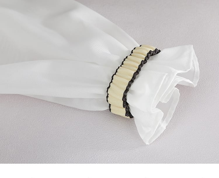 袖口のカフス装飾と配色ラインの近接画像