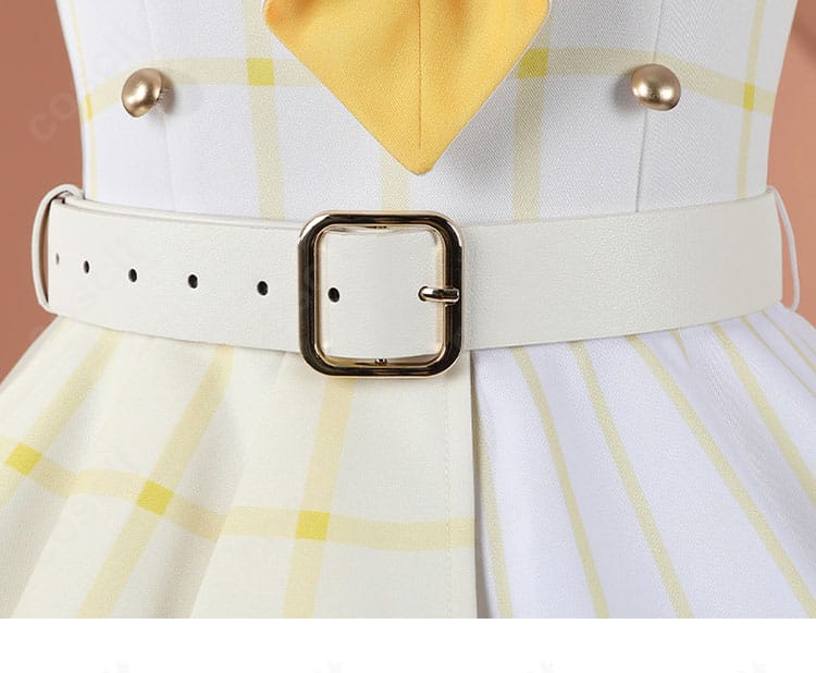 ウエスト周りのベルト装飾と留め具の質感が分かる接写