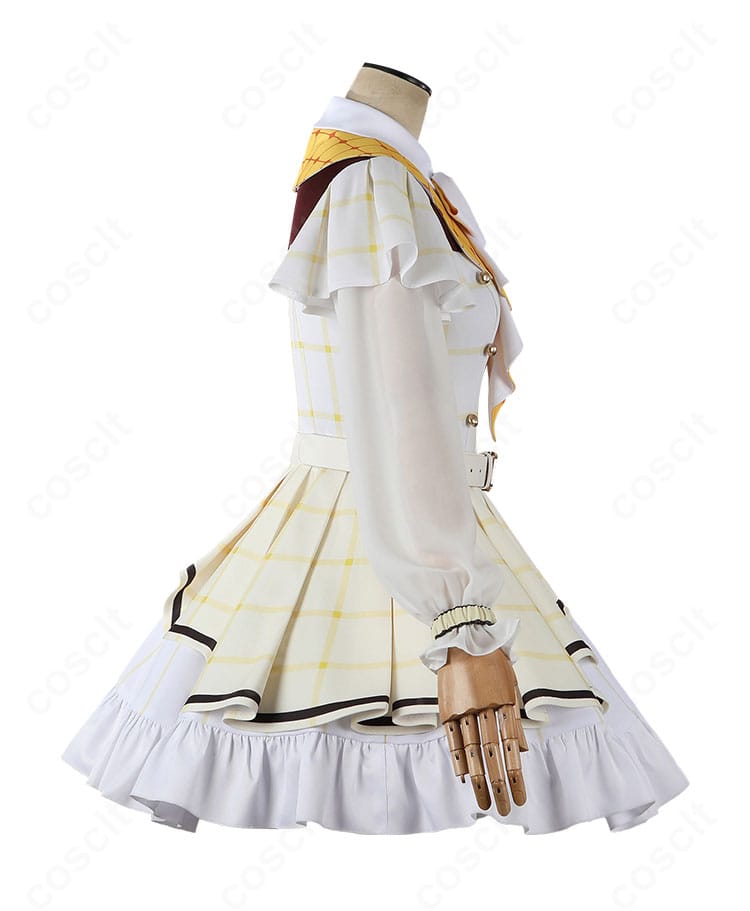 右袖の装飾ディテール（トリム・ボタン・配色ライン）のクローズアップ