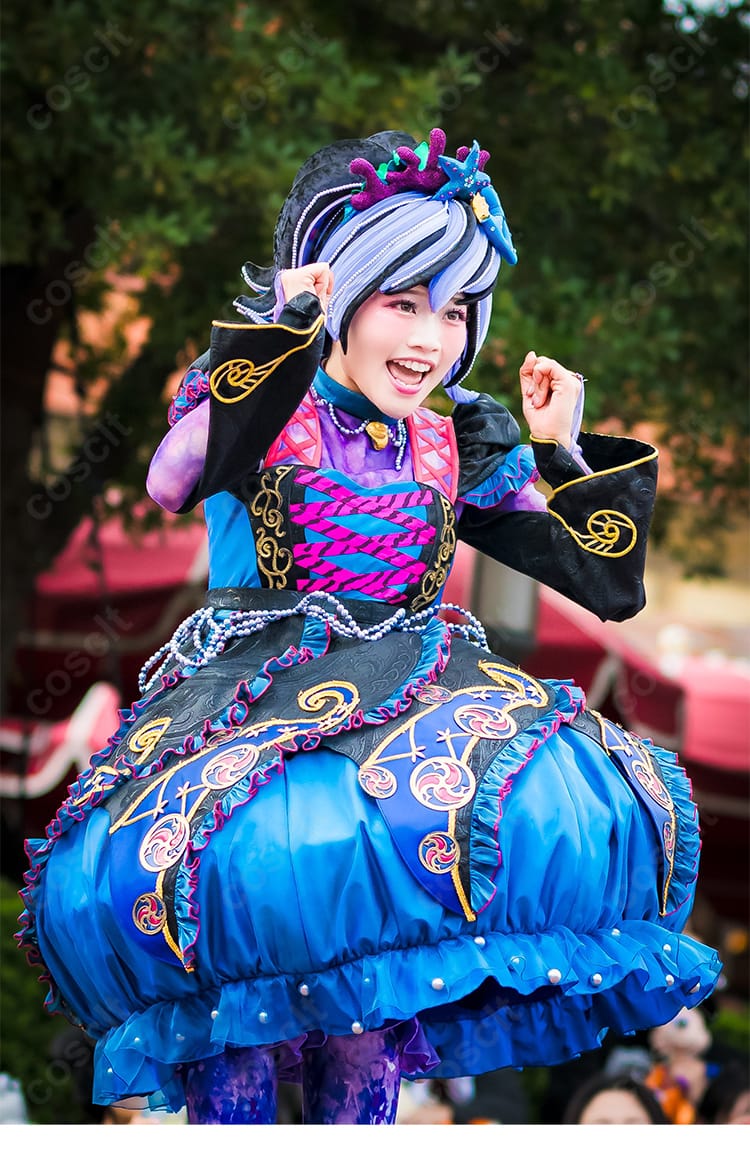 モデル着用の正面参考画像。アースラらしいコントラスト配色とセクシーなネックライン、全体バランスが確認できる。