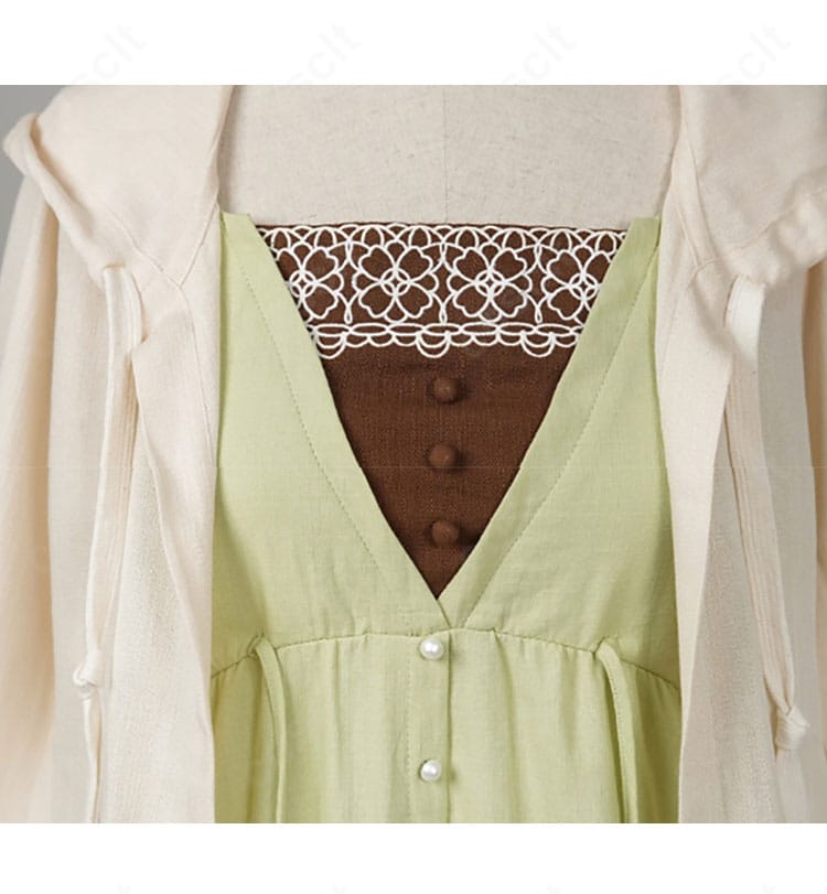 ワンピースの襟元・ネックライン装飾ディテールの近接画像