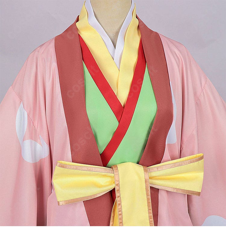 襟元飾りのディテール写真|和風モチーフと配色の質感が分かる接写