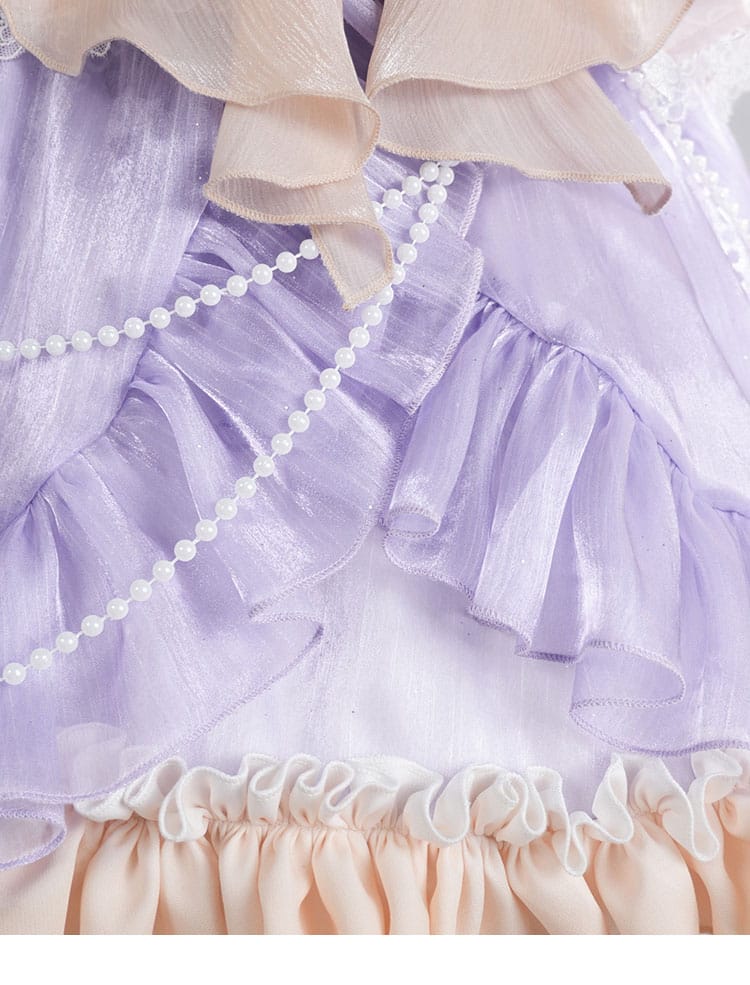 スカート裾のレース装飾と重なりの質感