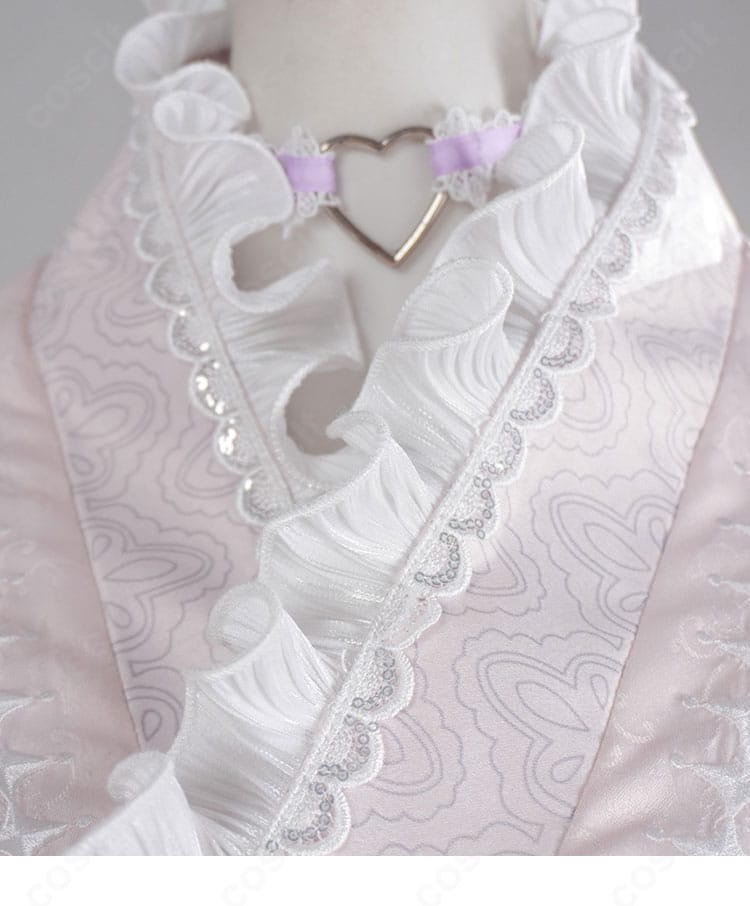 斜め襟元の飾りと胸元の装飾ディテール