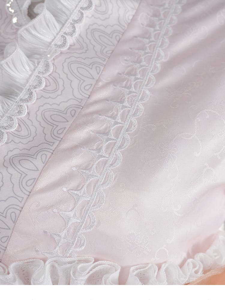 スカートのストライプ・花柄装飾の近接ディテール