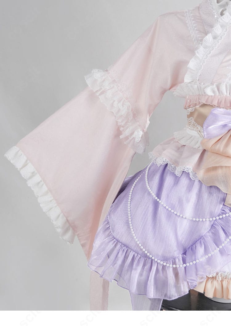 袖口の装飾とレース・リボンの近接ディテール