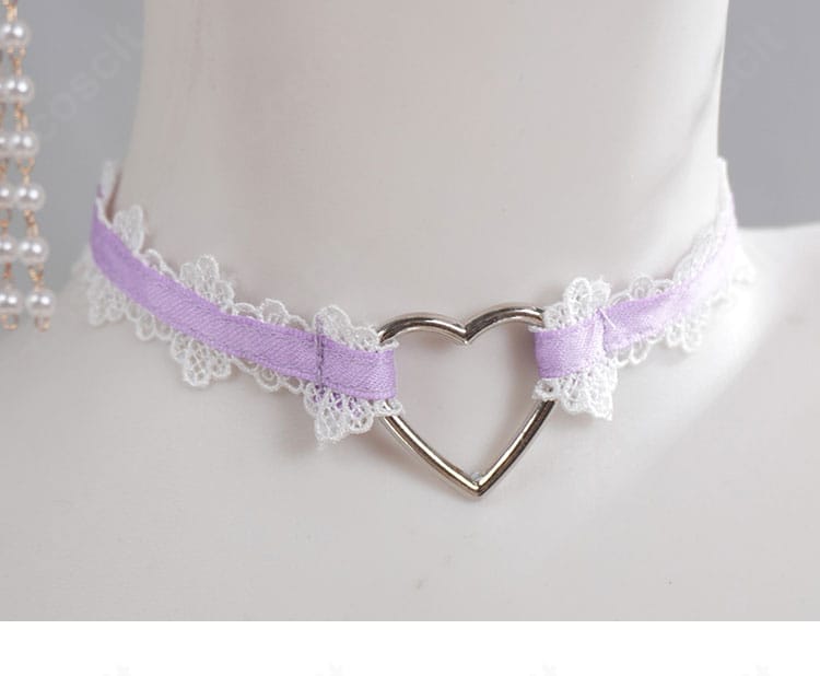 チョーカーの装飾と首元のコーディネート例