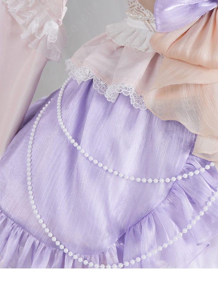 ウエスト周りのコルセットベルトと腰飾りの詳細