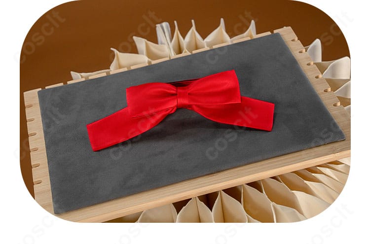 赤い蝶結び飾りのアップ(色味とリボン端処理)