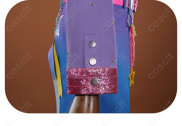 袖口(カフス)装飾ディテール:縁取りと金具の質感