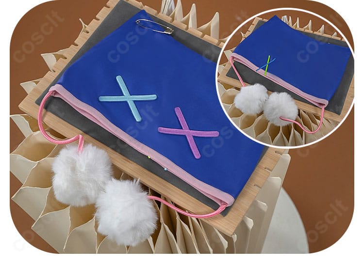 帽子飾りのディテール:ブリム縁取りとメタルモチーフ