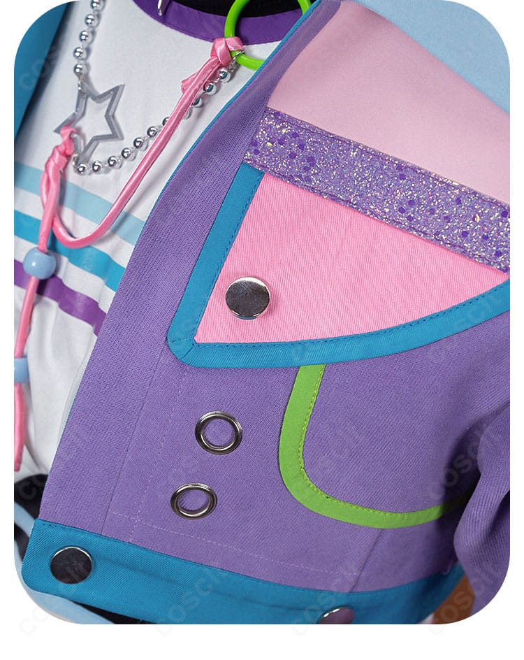 ジャケット右前身頃のボタンと装飾チェーンのディテール