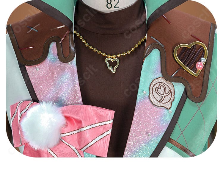 ネックライン装飾のアップ(襟元の装飾パーツと配色)