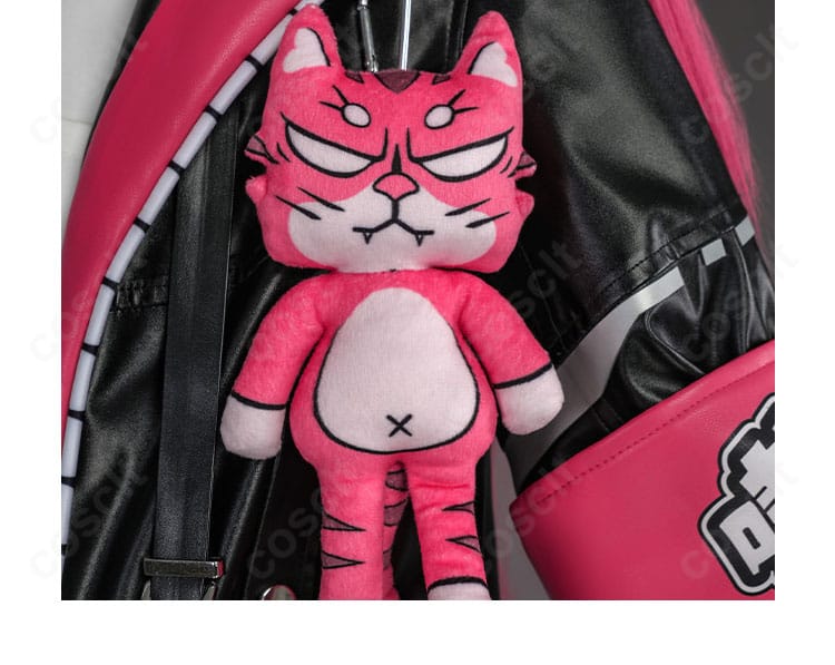 胸元のエンブレムと胸飾り、留め具の質感ディテール