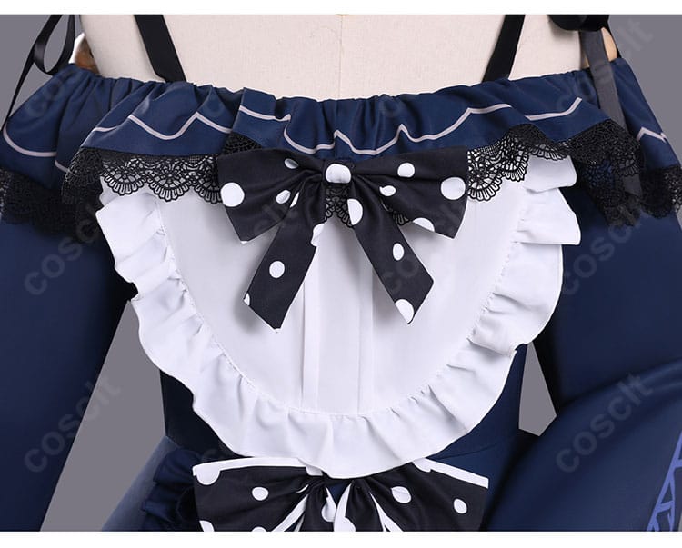 衣襟周辺の装飾アップ。縁取りとパーツの重なりによる立体感を表現