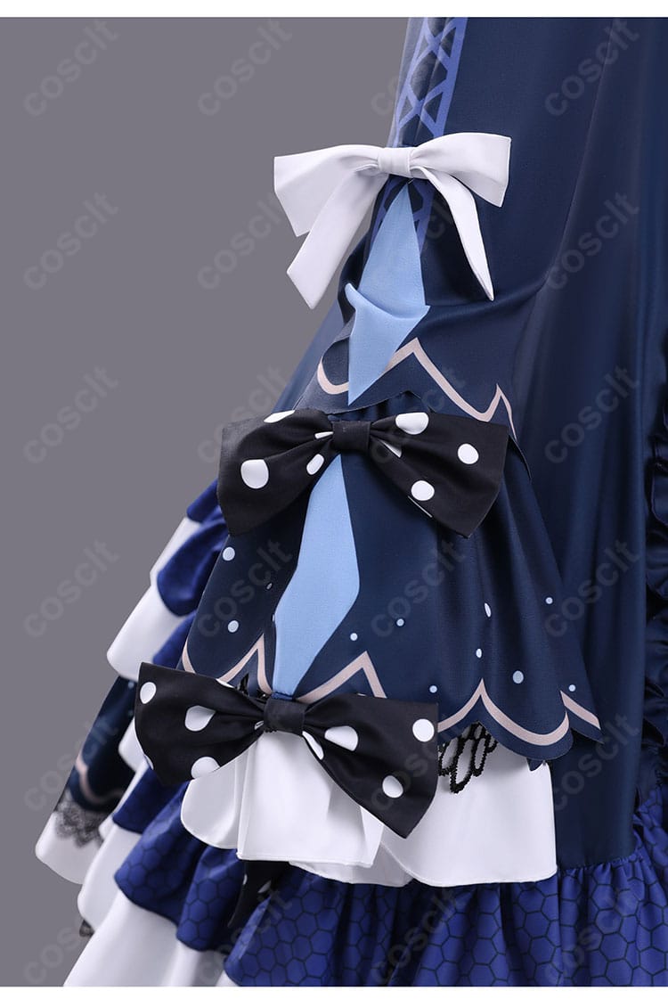 袖口装飾のクローズアップ。レースとリボンの配置が見える